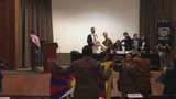 མེག་སེ་ཁོར་བོད་རང་སྐྱོང་ལྗོངས་ཀྱི་གཟིགས་སྐོར་སྐུ་ཚབ་ཚོགས་པའི་མདུན་བོད་ཀྱི་རྒྱལ་དར་འཕྱར་ནས་ངོ་རྒོལ་སྐད་འབོད་གནང་སྐབས། 