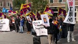 བོད་མི་གཙོས་ལས་འགུལ་བ་མང་པོས་རྒྱ་ནག་གི་སྲིད་བློན་ལེ་ཁཱེ་ཆང་(Netherlands)ནང་འབྱོར་སྐབས་ངོ་རྒོལ། ༢༠༡༥།༡༠།༡༥