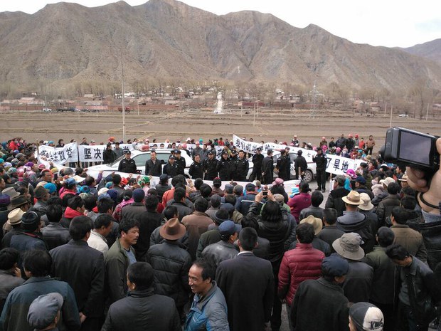 ༢༠༡༤།༤།༢།ཉིན་ཀན་ལྷོ་ཧོར་གཙང་ཕྱོཊ་སུ་ས་གནས་ཡུལ་མིས་གཞུང་ལ་རེ་འབོད་ངོ་རྒོལ་བྱེད་བཞིན་པ། ༢༠༡༤།༤།༢།ཉིན་ཀན་ལྷོ་ཧོར་གཙང་ཕྱོཊ་སུ་ས་གནས་ཡུལ་མིས་གཞུང་ལ་རེ་འབོད་ངོ་རྒོལ་བྱེད་བཞིན་པ།