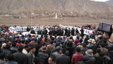 ༢༠༡༤།༤།༢།ཉིན་ཀན་ལྷོ་ཧོར་གཙང་ཕྱོཊ་སུ་ས་གནས་ཡུལ་མིས་གཞུང་ལ་རེ་འབོད་ངོ་རྒོལ་བྱེད་བཞིན་པ།