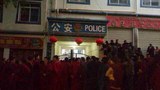 དཔལ་ཡུལ་བཤད་གྲྭར་སློབ་གཉེར་གནང་བཞིན་པའི་དགེ་འདུན་པ་དང་མང་ཚོགས་ཀྱིས་ས་གནས་ཉེན་རྟོག་ལས་ཁུངས་མདུན་ངོ་རྒོལ་གནང་བཞིན་པ།   