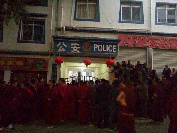 དཔལ་ཡུལ་བཤད་གྲྭར་སློབ་གཉེར་གནང་བཞིན་པའི་དགེ་འདུན་པ་དང་མང་ཚོགས་ཀྱིས་ས་གནས་ཉེན་རྟོག་ལས་ཁུངས་མདུན་ངོ་རྒོལ་གནང་བཞིན་པ། དཔལ་ཡུལ་བཤད་གྲྭར་སློབ་གཉེར་གནང་བཞིན་པའི་དགེ་འདུན་པ་དང་མང་ཚོགས་ཀྱིས་ས་གནས་ཉེན་རྟོག་ལས་ཁུངས་མདུན་ངོ་རྒོལ་གནང་བཞིན་པ།