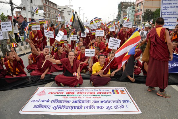 བལ་ཡུལ་གྱི་ནང་བའི་ཚོགས་སྡེ་ཁག་མང་པོས་བལ་ཡུལ་གྱི་རྩ་ཁྲིམས་གསར་བའི་ནང་དོན་ལ་ངོ་རྒོལ་གནང་སྐབས། ༢༠༡༥།༨།༡༥ བལ་ཡུལ་གྱི་ནང་བའི་ཚོགས་སྡེ་ཁག་མང་པོས་བལ་ཡུལ་གྱི་རྩ་ཁྲིམས་གསར་བའི་ནང་དོན་ལ་ངོ་རྒོལ་གནང་སྐབས། ༢༠༡༥།༨།༡༥