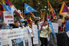 ཧྥ་རན་སིའི་ནང་རྒྱ་ནག་གི་ཕྱི་སྲིད་བློན་ཆེན་འབྱོར་སྐབས་ངོ་རྒོལ། ༢༠༢༠།༨།༢༨