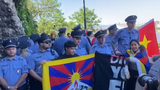 རྒྱ་ནག་གི་སྲིད་འཛིན་ཞི་ཅིན་ཕིན་ལ་ཡོ་རོབ་ཧང་གྷ་རིར་བོད་མི་ཚོས་ངོ་རྒོལ་བྱས་པར་རྒྱ་མི་རྒྱབ་སྐྱོར་བ་ཚོས་བོད་མི་ཚོ་བཀག་འགོག་བྱ་ཐབས་བྱས་འདུག