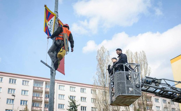 Czechསྤྱི་མཐུན་རྒྱལ་ཁབ་ལ་རྒྱ་ནག་གི་སྲིད་འཛིན་ཞི་ཅིན་ཕེན་ཕེབས་པར་ངོ་རྒོལ་བྱས་སྐབས། ༢༠༡༦།༣།༢༨ Czechསྤྱི་མཐུན་རྒྱལ་ཁབ་ལ་རྒྱ་ནག་གི་སྲིད་འཛིན་ཞི་ཅིན་ཕེན་ཕེབས་པར་ངོ་རྒོལ་བྱས་སྐབས། ༢༠༡༦།༣།༢༨