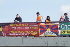 Czechསྤྱི་མཐུན་རྒྱལ་ཁབ་ལ་རྒྱ་ནག་གི་སྲིད་འཛིན་ཞི་ཅིན་ཕེན་ཕེབས་པར་ངོ་རྒོལ་བྱས་སྐབས། ༢༠༡༦།༣།༢༨ photo:R Blaha