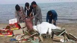 ས་གནས་བོད་མི་ཁག་གཅིག་གིས་མཚོ་སྔོན་པོའི་གད་སྙིགས་གཙང་བཟོ་གནང་བཞིན་པ། 