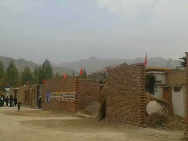 བོད་མདོ་སྨད་གཅན་ཚ་ཕྱོགས་ཀྱི་བོད་མའི་ཁྱིམ་ཚང་གི་སྒོའི་སྟེང་རྒྱ་དར་བསྒྲེངས་དགོས་པའི་བཙན་བཀའ་བཏང་བ།
