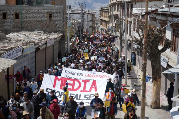 ས་གནས་ཁག་མང་པོར་༧གོང་ས་མཆོག་ལ་རྒྱབ་སྐྱོར་དང་མཚན་ཤས་བཟོ་ཐབས་བྱེད་མཁན་ལ་ངོ་རྒོལ་གྱི་ལས་འགུལ་སྤེལ་བཞིན་འདུག