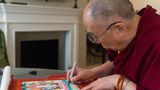 ༧གོང་ས་མཆོག་དབྱིན་ཡུལ་དུ་ཆིབས་བསྒྱུར་སྐབས་ཐང་ཀ་ཞིག་ལ་མཚན་རྟགས་བཀོད་བཞིན་པ། ༢༠༡༥།༩།༢༡
