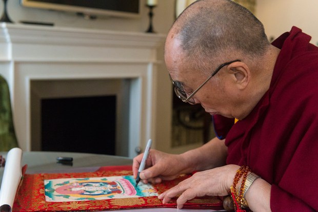༧གོང་ས་མཆོག་དབྱིན་ཡུལ་དུ་ཆིབས་བསྒྱུར་སྐབས་ཐང་ཀ་ཞིག་ལ་མཚན་རྟགས་བཀོད་བཞིན་པ། ༢༠༡༥།༩།༢༡