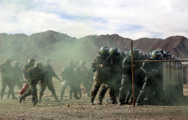 རྒྱ་ནག་གི་དམག་མིས་གཞི་ཀ་རྩེར་ངོ་རྒོལ་བ་འགོག་ཐབས་ཀྱི་དམག་སྦྱོང་བྱེད་བཞིན་པ། ༢༠༡༥།༡༠།༢༤