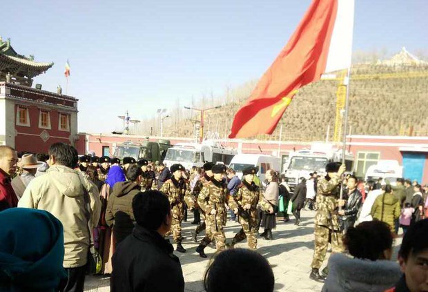 སྐུ་འབུམ་དགོན་པའི་མེ་ཏོག་མཆོད་པར་རྒྱ་ནག་གཞུང་གི་དམག་མི་མང་པོ་བཀྲམ་ཡོད་པ། ༢༠༡༧།༢།༡༡
