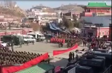 སྐུ་འབུམ་དགོན་པའི་མེ་ཏོག་མཆོད་པར་རྒྱ་ནག་གཞུང་གི་དམག་མི་མང་པོ་བཀྲམ་ཡོད་པ། ༢༠༡༧།༢།༡༡