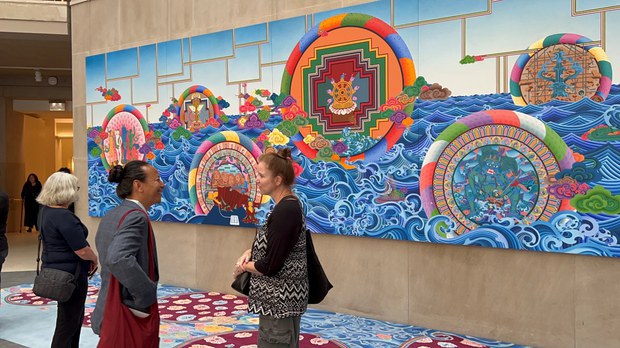 བོད་ཀྱི་རི་མོ་སྒྱུ་རྩལ་བ་བསྟན་འཛིན་རིག་གྲོལ་ལགས་ཀྱིས་བྲིས་པའི་རི་མོ་ཁག་ཅིག་ཨ་རིའི་ནིའུ་ཡོག་གྲོང་ཁྱེར་གྱི་(Metroplitan Museum)འགྲེམས་སྟོན་ཁང་དུ་འགྲེམས་སྟོན་གནང་ཡོད་པ། བོད་ཀྱི་རི་མོ་སྒྱུ་རྩལ་བ་བསྟན་འཛིན་རིག་གྲོལ་ལགས་ཀྱིས་བྲིས་པའི་རི་མོ་ཁག་ཅིག་ཨ་རིའི་ནིའུ་ཡོག་གྲོང་ཁྱེར་གྱི་(Metroplitan Museum)འགྲེམས་སྟོན་ཁང་དུ་འགྲེམས་སྟོན་གནང་ཡོད་པ།