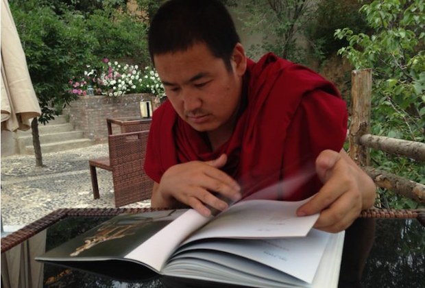 བོད་ནང་གི་རྩོམ་པ་པོ་རོང་བོ་གངས་དཀར་ལགས་རྒྱ་ནག་གཞུང་གིས་འཛིན་བཟུང་བྱས་འདུག