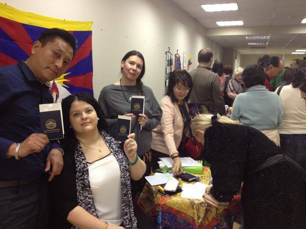 རུ་སོག་བོད་ཀྱི་སྐུ་ཚབ་དོན་གཅོད་ལས་ཁུངས་སུ་བོད་དོན་ཆེད་ལག་དེབ་སྔོན་པོའི་ལས་འགུལ་སྤེལ་སྐབས། ༢༠༡༦ རུ་སོག་བོད་ཀྱི་སྐུ་ཚབ་དོན་གཅོད་ལས་ཁུངས་སུ་བོད་དོན་ཆེད་ལག་དེབ་སྔོན་པོའི་ལས་འགུལ་སྤེལ་སྐབས། ༢༠༡༦