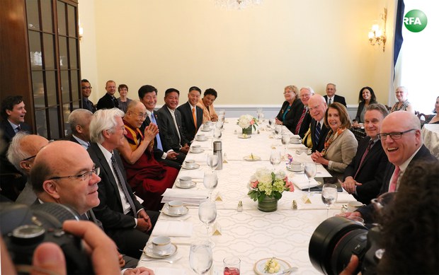 ཨ་མི་རི་ཀའི་གྲོས་ཚོགས་འོག་མའི་ཆབ་སྲིད་ཚོགས་པ་གཉིས་ཀྱི་གནད་ཡོད་མི་སྣ་ཚོས་༧གོང་ས་སྐྱབས་མགོན་ཆེན་པོ་མཆོག་དང་མཇལ་འཕྲད་གནང་སྐབས། ༢༠༡༦།༦།༡༤ ཨ་མི་རི་ཀའི་གྲོས་ཚོགས་འོག་མའི་ཆབ་སྲིད་ཚོགས་པ་གཉིས་ཀྱི་གནད་ཡོད་མི་སྣ་ཚོས་༧གོང་ས་སྐྱབས་མགོན་ཆེན་པོ་མཆོག་དང་མཇལ་འཕྲད་གནང་སྐབས། ༢༠༡༦།༦།༡༤