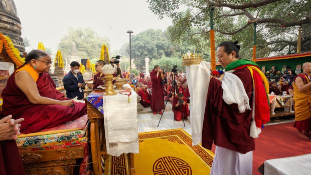 དཔལ་ས་སྐྱ་༸གོང་མ་ཁྲི་ཆེན་རྡོ་རྗེ་འཆང་མཆོག་ལ་ས་སྐྱ་པ་ལྷ་སྡེ་མི་སྡེ་ཡོངས་ནས་བརྟན་བཞུགས་བསྟར་འབུལ།