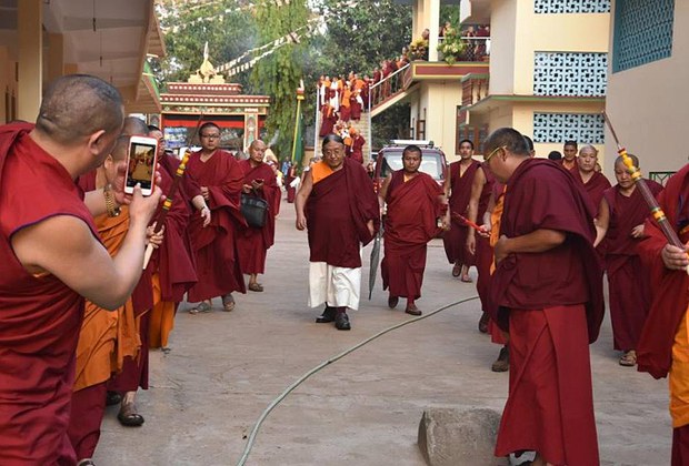 མོན་གྷོ་གཞིས་ཆགས་སུ་ཆོས་འབྲེལ་གསུང་ཆོས་སྩོལ་བཞིན་པ། མོན་གྷོ་གཞིས་ཆགས་སུ་ཆོས་འབྲེལ་གསུང་ཆོས་སྩོལ་བཞིན་པ།
