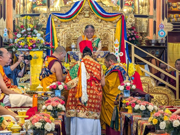 དད་ལྡན་པ་རྣམས་ཀྱི་གསོལ་འདེབས་སྨོན་ལམ་ལ་བརྟེན་ནས་ཡུན་རིང་པོར་སྐུ་འཚོ་བཞུགས་ཐུབ་རྒྱུའི་ཡིད་ཆེས་ཡོད་ཅེས་དཔལ་ས་སྐྱ་༧གོང་མ་ཁྲི་ཆེན་རིན་པོ་ཆེ་མཆོག་གིས་སྐུའི་གྱ་སྟོན་སྲུང་བརྩིའི་སྐབས་གསུངས་པ།
