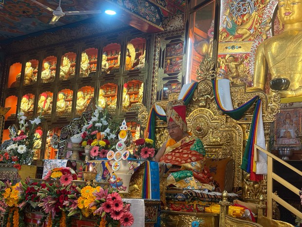 གཞིས་བྱེས་ལྷ་ངམ་ཕུན་གསུམ་ལྷ་སྡེ་མི་སྡེ་ཡོངས་ནས་དཔལ་ས་སྐྱ་༸གོང་མ་ཁྲི་ཆེན་རིན་པོ་ཆེ་ལ་བརྟན་བཞུགས་བསྟར་འབུལ་ཞུས་སོང་།