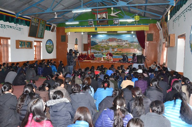མཁས་དབང་ཟམ་གདོང་རིན་པོ་ཆེ་མཆོག་གིས་རྡ་སྟེང་བོད་ཁྱིམ་གྱི་དགེ་ལས་ཡོངས་ལ་བཀའ་སློབ་གནང་བཞིན་པ། ༢༠༡༥།༣།༢ མཁས་དབང་ཟམ་གདོང་རིན་པོ་ཆེ་མཆོག་གིས་རྡ་སྟེང་བོད་ཁྱིམ་གྱི་དགེ་ལས་ཡོངས་ལ་བཀའ་སློབ་གནང་བཞིན་པ། ༢༠༡༥།༣།༢