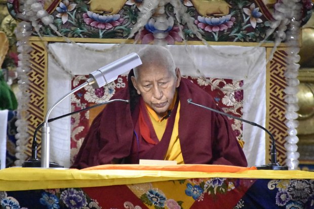 བཀའ་བློན་ཁྲི་ཟུར་སློབ་དཔོན་ཟམ་གདོང་རིན་པོ་ཆེ་ཡིས་མོན་རྟ་དབང་དགོན་པར་ཆོས་འབྲེལ་གནང་བཞིན་འདུག བཀའ་བློན་ཁྲི་ཟུར་སློབ་དཔོན་ཟམ་གདོང་རིན་པོ་ཆེ་ཡིས་མོན་རྟ་དབང་དགོན་པར་ཆོས་འབྲེལ་གནང་བཞིན་འདུག