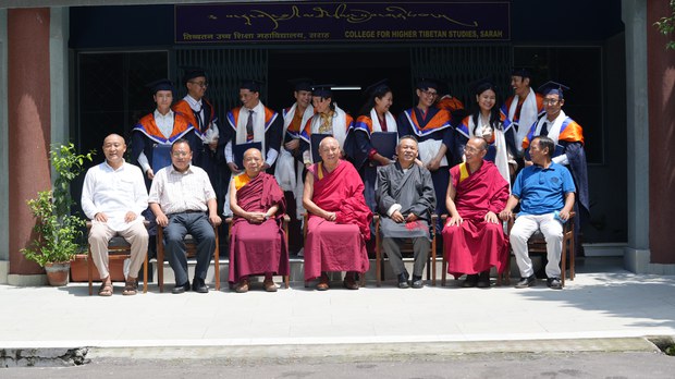 སློབ་གཉེར་བ་ཡོངས་ནས་རྩོམ་རིག་སློབ་སྦྱོང་བརྒྱུད་བོད་མི་རིགས་དང་རྒྱ་མི་རིགས་གཉིས་ཐ་དད་ཡིན་པ་གསལ་པོར་སྒྲུབ་ཐུབ་པ་བཟོ་དགོས་གལ་ཆེ་བ་ཡིན་ཞེས། བོད་ཀྱི་དཔེ་མཛོད་ཁང་གི་འགན་འཛིན་དགེ་བཤེས་ལྷག་རྡོར་ལགས་ཀྱིས་གསུངས་པ།