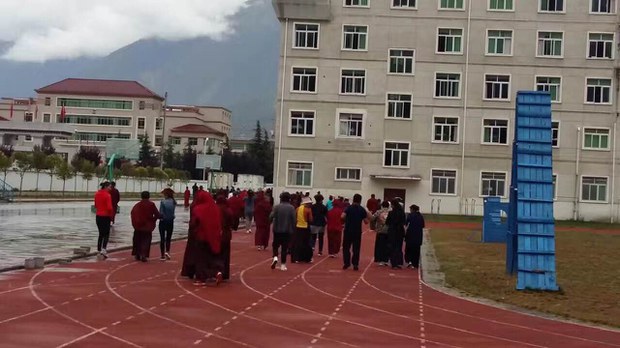 གསེར་རྟ་བླ་རུང་ཆོས་སྒར་ནས་ཕྱིར་ཕུད་ཟིན་པའི་དགེ་འདུན་པ་དང་བཙུན་མ་ཚོར་རྒྱ་ནག་གཞུང་གིས་སློབ་གསོ་སྤྲོད་བཞིན་ཡོད་པ། ༢༠༡༦།༩