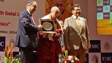 ༧གོང་ས་མཆོག་གིས་མུམ་བྷེ་གྲོང་ཁྱེར་གྱི་ཚོང་པའི་ལྷན་ཚོགས་བཀའ་སློབ་གནང་བཞིན་པ། ༢༠༡༤།༩།༡༨