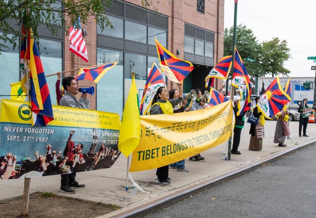 ལྷ་སར་བོད་མི་ཚོས་རྒྱ་ནག་གཞུང་ལ་ངོ་རྒོལ་བྱས་བའི་དགུ་བའི་ཉེར་བདུན་གྱི་རྗེས་དྲན་ཆེད་བོད་མི་ཚོས་གང་སར་ལས་འགུལ་སྤེལ་བཞིན་འདུག ལྷ་སར་བོད་མི་ཚོས་རྒྱ་ནག་གཞུང་ལ་ངོ་རྒོལ་བྱས་བའི་དགུ་བའི་ཉེར་བདུན་གྱི་རྗེས་དྲན་ཆེད་བོད་མི་ཚོས་གང་སར་ལས་འགུལ་སྤེལ་བཞིན་འདུག