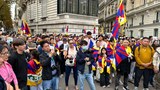 ཧྥ་རན་སའི་ནང་འགྲེམས་སྟོན་ཁང་གཉིས་ནས་རྒྱ་ནག་གི་འདོད་མོས་བཞིན་བོད་ལ་Xizangཞེས་བྲིས་པར། རྒྱལ་ས་པ་རེ་སེའི་ནང་བོད་རང་བཙན་སློབ་ཕྲུག་ཚོགས་པས་ངོ་རྒོལ་ལས་འགུལ་སྤེལ་ཡོད་པ།