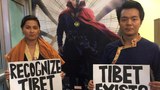 བོད་རང་བཙན་སློབ་ཕྲུག་ཚོགས་པས་ནེའུ་ཡོག་ནང་སྨན་པ་ཁྱད་མཚར་པོ་ཞེས་བའི་གློག་བརྙན་ལ་ངོ་རྒོལ་སྐབས། ༢༠༡༦།༡༡།༣