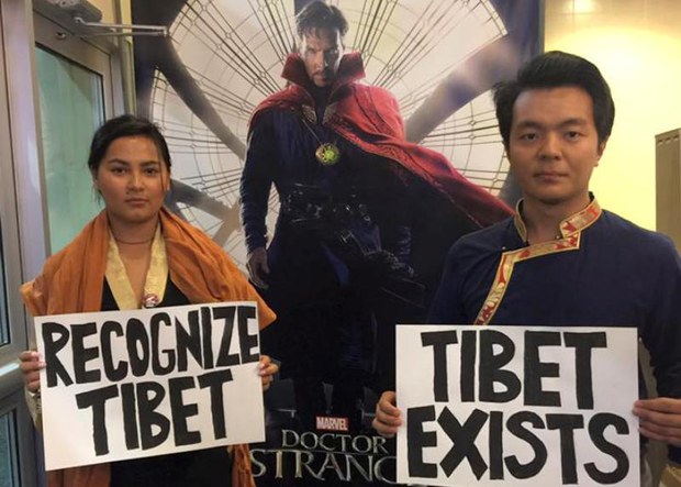 བོད་རང་བཙན་སློབ་ཕྲུག་ཚོགས་པས་ནེའུ་ཡོག་ནང་སྨན་པ་ཁྱད་མཚར་པོ་ཞེས་བའི་གློག་བརྙན་ལ་ངོ་རྒོལ་སྐབས། ༢༠༡༦།༡༡།༣ བོད་རང་བཙན་སློབ་ཕྲུག་ཚོགས་པས་ནེའུ་ཡོག་ནང་སྨན་པ་ཁྱད་མཚར་པོ་ཞེས་བའི་གློག་བརྙན་ལ་ངོ་རྒོལ་སྐབས། ༢༠༡༦།༡༡།༣