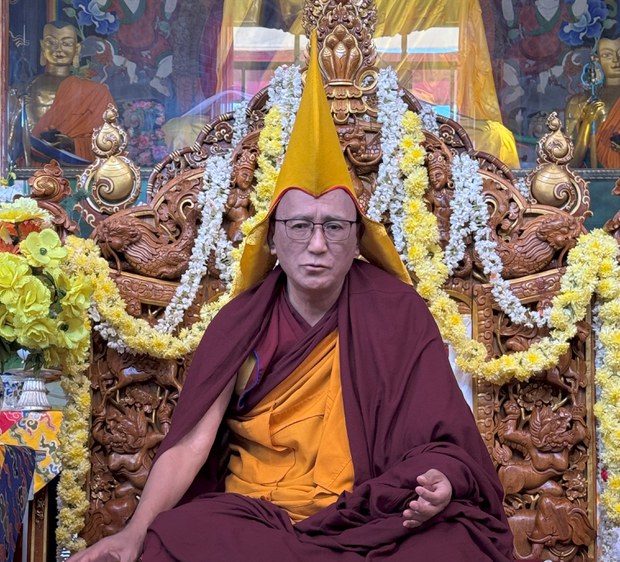 སེར་སྨད་གྲྭ་ཚང་དུ་ཤར་པ་ཆོས་རྗེ་རྒྱུད་སྟོད་མཁན་ཟུར་ངག་དབང་འབྱོར་ལྡན་མཆོག་གི་ཁྲི་སྟོན་མཛད་སྒོ་འཚོགས་པ། སེར་སྨད་གྲྭ་ཚང་དུ་ཤར་པ་ཆོས་རྗེ་རྒྱུད་སྟོད་མཁན་ཟུར་ངག་དབང་འབྱོར་ལྡན་མཆོག་གི་ཁྲི་སྟོན་མཛད་སྒོ་འཚོགས་པ།