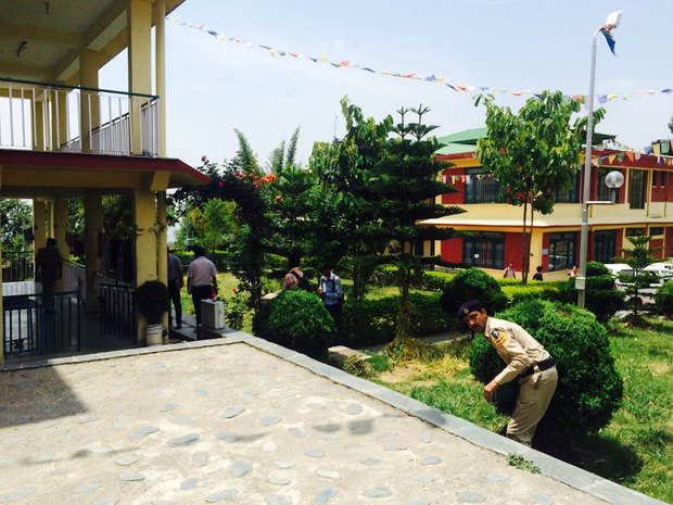རྒྱ་གར་ཉེན་རྟོག་པ་སྣེ་ལེན་ཁང་ལ་འབྱོར་ནས་ཞིབ་འཇུག་བྱེད་བཞིན་པ། ༢༠༡༥།༥།༨