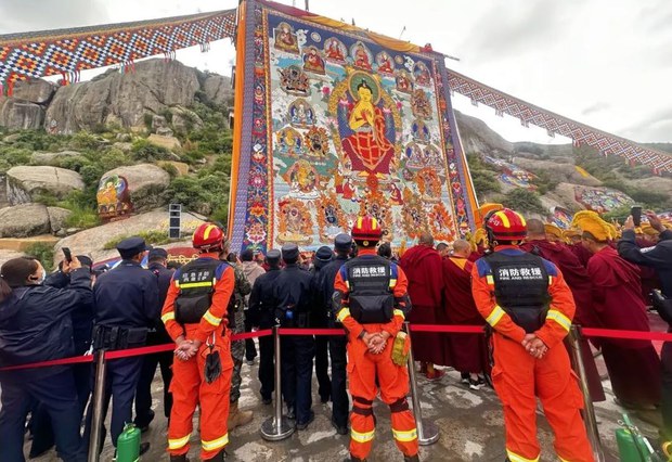 བོད་ཀྱི་རྒྱལ་ས་ལྷ་སའི་ཞོ་སྟོན་དུས་ཆེན་ཉེན་རྟོག་པས་བསྐོར་བའི་དམ་དྲག་འོག་སྲུང་བརྩི་བྱེད་དགོས་བྱུང་འདུག