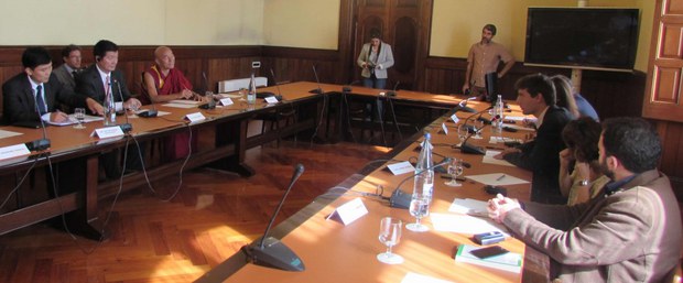 སྲིད་སྐྱོང་མཆོག་གིས་སི་པན་གྱི་Cataloniaགྲོས་ཚོགས་ཀྱི་ཕྱི་འབྲེལ་ལས་དོན་ཚོགས་ཆུང་ཐོག་བོད་ནང་གི་གནས་སྟངས་ངོ་སྤྲོད་གནང་བཞིན་པ། ༢༠༡༤།༡༠།༢༠
