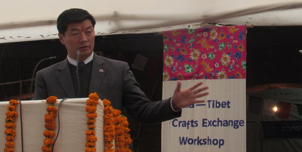 སྲིད་སྐྱོང་གིས་འཕཊ་བོད་ལག་ཤེས་བཟོ་བཀོད་འགྲེམས་སྟོན་ཐོག་གཏམ་བཤད་གནང་བཞིན་པ། ༢༠༡༥།༡།༡༥