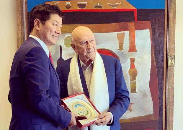 སྲིད་སྐྱོང་མཆོག་ལྷོ་ཨ་ཧྥེ་རི་ཀའི་སྲིད་འཛིན་ཟུར་པ་སྐུ་ཞབས་(F W De Klerk)་དང་མཇལ་འཕྲད་སྐབས། ༢༠༡༩།༢།༦ སྲིད་སྐྱོང་མཆོག་ལྷོ་ཨ་ཧྥེ་རི་ཀའི་སྲིད་འཛིན་ཟུར་པ་སྐུ་ཞབས་(F W De Klerk)་དང་མཇལ་འཕྲད་སྐབས། ༢༠༡༩།༢།༦