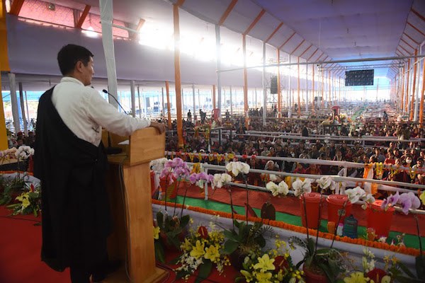 སྲིད་སྐྱོང་མཆོག་གིས་འབྲུག་དང་བལ་ཡུལ་སོགས་ནས་ཕེབས་པའི་བོད་མི་ཆོས་ཞུ་བ་ཚོར་གཏམ་བཤད་གནང་བཞིན་པ། ༢༠༡༧།༡།༡༠