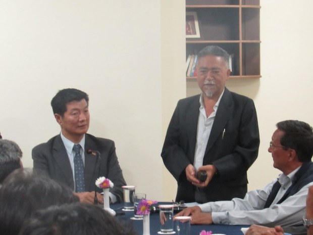 སྲིད་སྐྱོང་བློ་བཟང་སེང་གེ་མཆོག་དང་ལ་དྭགས་རྒྱལ་སྤྱིའི་བསྟི་གནས་ཁང་གི་ཚོགས་གཙོ་སྐུ་ཞབས་P Stopdenརྣམ་གཉིས། ༢༠༡༥།༨།༢༥ སྲིད་སྐྱོང་བློ་བཟང་སེང་གེ་མཆོག་དང་ལ་དྭགས་རྒྱལ་སྤྱིའི་བསྟི་གནས་ཁང་གི་ཚོགས་གཙོ་སྐུ་ཞབས་P Stopdenརྣམ་གཉིས། ༢༠༡༥།༨།༢༥