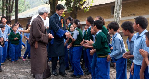 སྲིད་སྐྱོང་མཆོག་རྡ་ཤོད་བོད་ཁྱིམ་སློབ་གྲྭར་ཕེབས་བ།