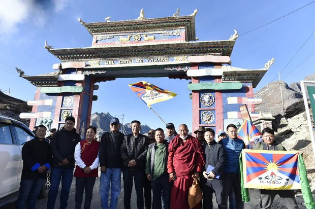 སྲིད་སྐྱོང་སྤེན་པ་ཚེ་རིང་མཆོག་མོན་རྟ་དབང་དུ་ཕེབས་འབྱོར་གནང་སྐབས་ས་གནས་རྒྱ་གར་དཔོན་རིགས་ནས་ཕེབས་བསུ་ཞུས་འདུག