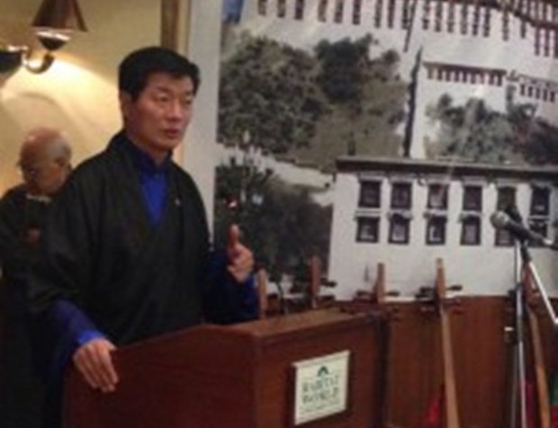སྲིད་སྐྱོང་བློ་བཟང་སེང་གེ་མཆོག་གིས་གསོལ་སྟོན་སྐབས་གཏམ་བཤད་གནང་བཞིན་པ།་༢༠༡༤།༧།༦