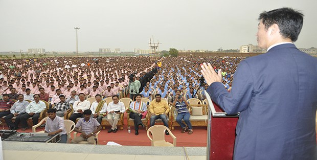 སྲིད་སྐྱོང་བློ་བཟང་སེང་གེ་མཆོག་གིས་རྒྱ་གར་གྱི་Kalinga Institute of Social Sciencesསློབ་གྲར་གཏམ་བཤད་གནང་སྐབས། ༢༠༡༥།༤།༥ སྲིད་སྐྱོང་བློ་བཟང་སེང་གེ་མཆོག་གིས་རྒྱ་གར་གྱི་Kalinga Institute of Social Sciencesསློབ་གྲར་གཏམ་བཤད་གནང་སྐབས། ༢༠༡༥།༤།༥