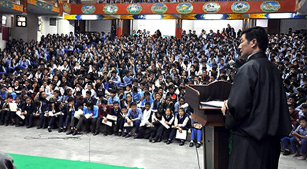 བཙན་བྱོལ་བོད་མིའི་སློབ་གྲྭ་ཁག་གི་རིག་ལམ་བྱེད་སྒོའི་མཇུག་བསྡོམས་མཛད་སྒོའི་སྟེང་སྲིད་སྐྱོང་མཆོག་གི་གཏམ་བཤད་གནང་བ། བཙན་བྱོལ་བོད་མིའི་སློབ་གྲྭ་ཁག་གི་རིག་ལམ་བྱེད་སྒོའི་མཇུག་བསྡོམས་མཛད་སྒོའི་སྟེང་སྲིད་སྐྱོང་མཆོག་གི་གཏམ་བཤད་གནང་བ།