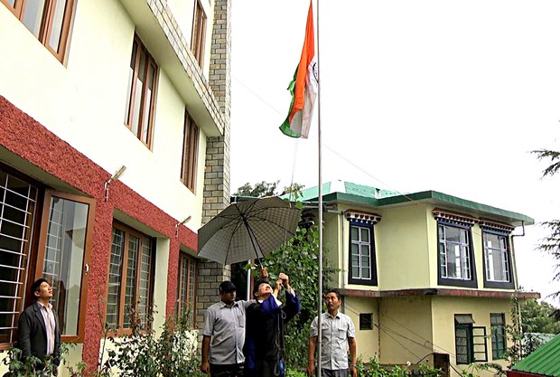 སྲིད་སྐྱོང་མཆོག་ནས་རྒྱ་གར་རང་བཙན་ཉིན་མོར་འཚམས་འདྲི་གནང་ཡོད་པ།